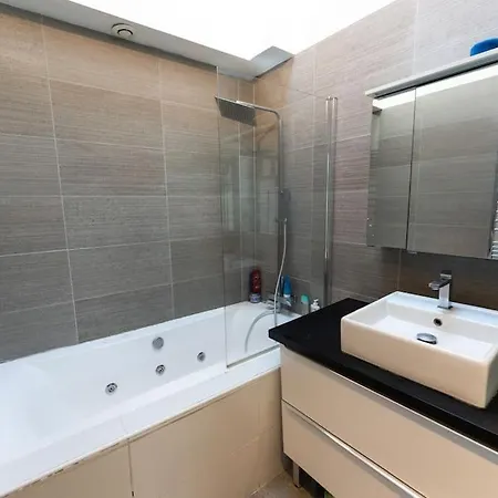 Place Des Vosges, Marais Bastille Apartment